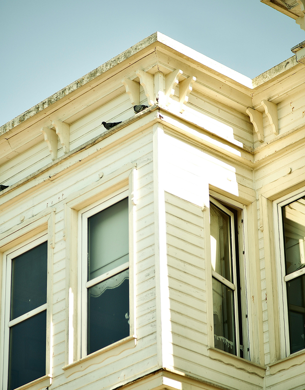 exterior de un edificio blanco