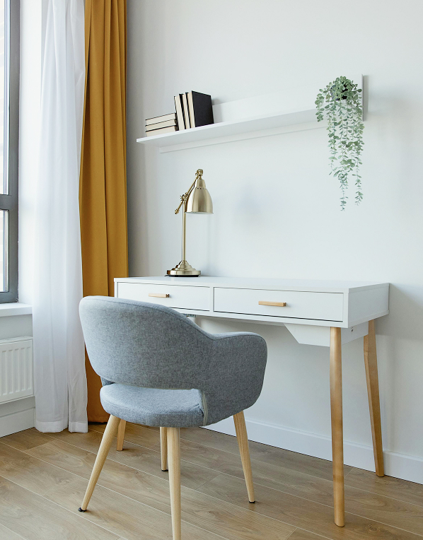 silla y escritorio blancos