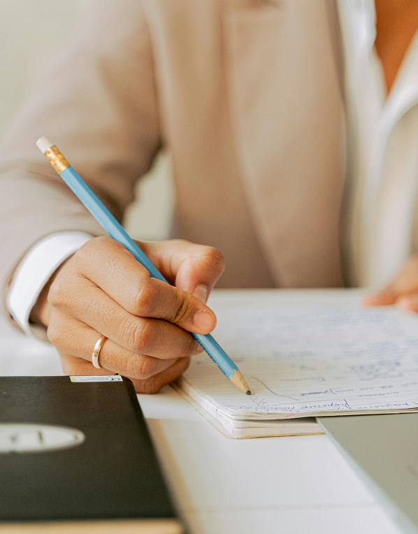 persona escribiendo en un cuaderno